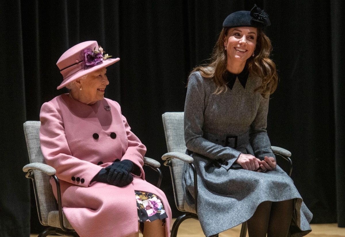 Britanski Royal je zdaj bolj priljubljen kot kraljica, kažejo nove ankete