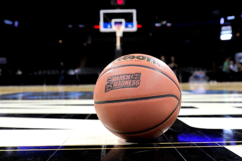 17. März 2016 - Spokane, WA: Ein Spielball sitzt am Tag vor dem Start der NCAA Men 2016 auf dem Platz