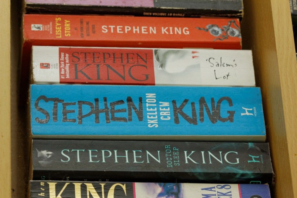 JOHOR, MALESIA - 28 LUGLIO 2016: Assortimento di libri scritti dal famoso autore di thriller Stephen King in mostra nella cremagliera di legno.
