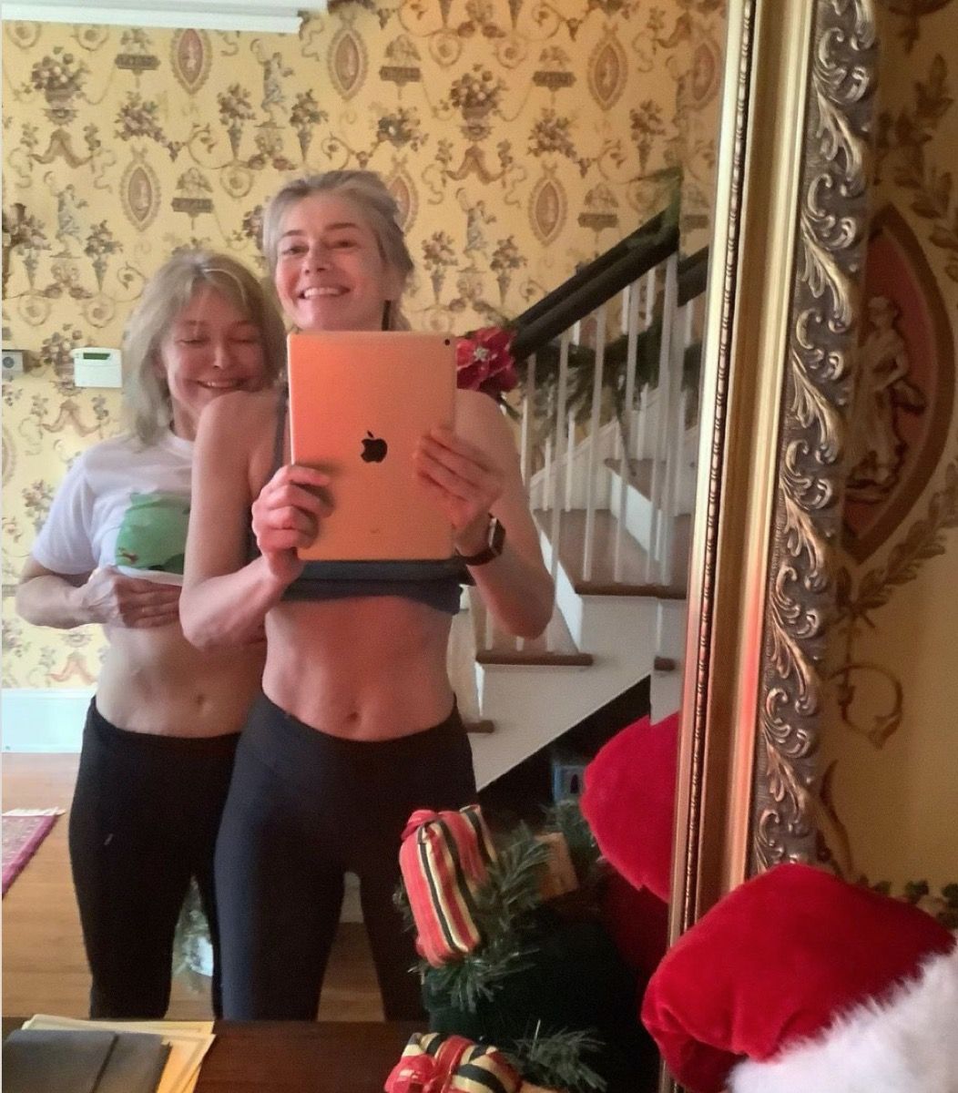 पौलीना पोरिज़कोवा और उसकी माँ एक घर में एक दर्पण में आईपैड के साथ एक तस्वीर लेते हुए अपना पेट दिखाते हैं