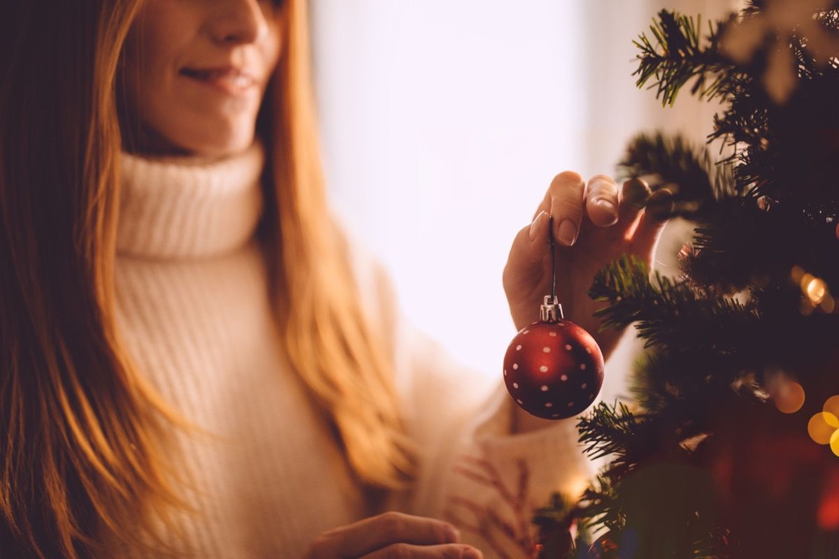 ¿Por qué colgamos adornos en los árboles de Navidad? Aquí está la historia