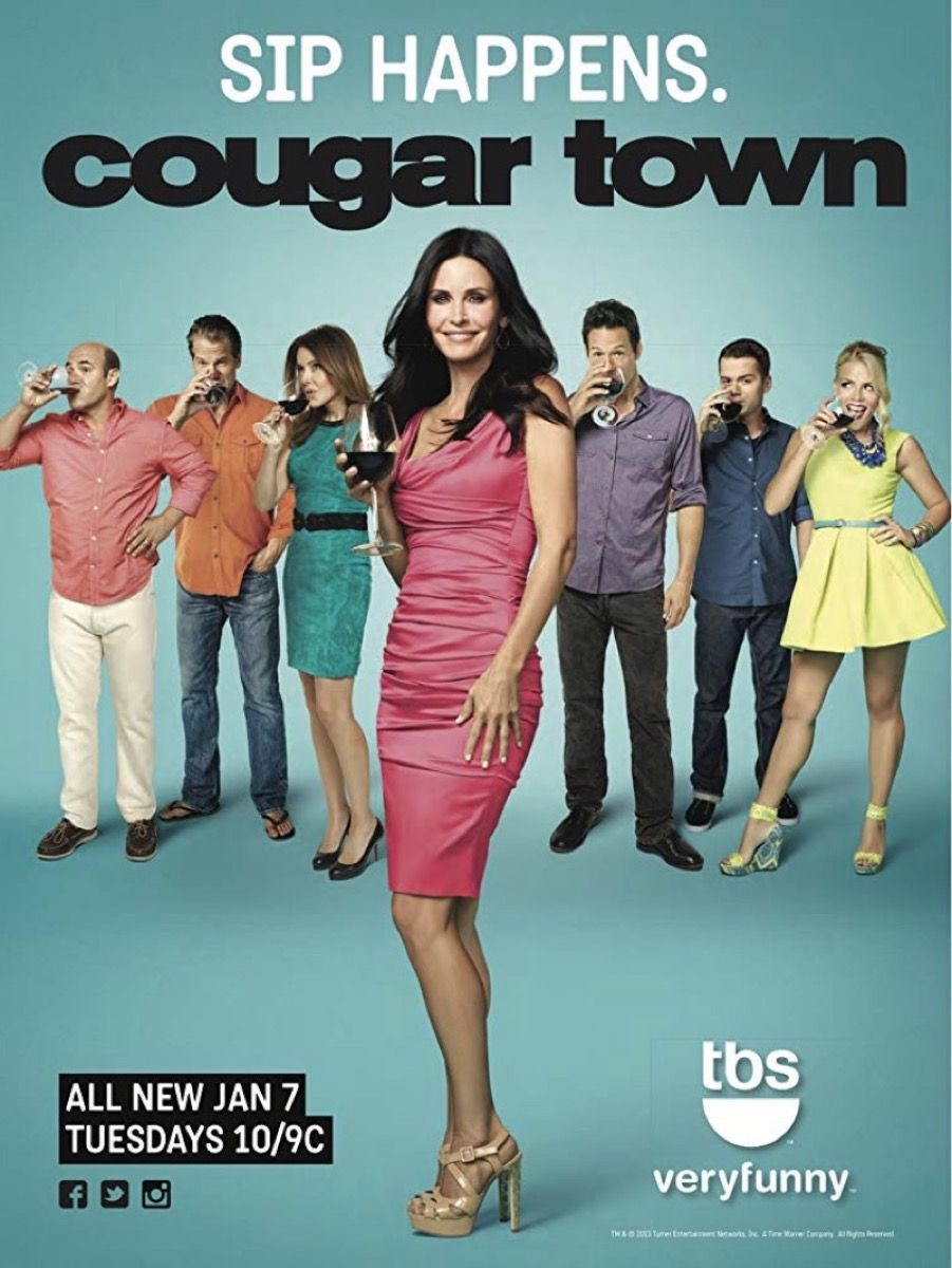 courteney cox en cast van blanke mensen van middelbare leeftijd op groene achtergrond in cougar town promo afbeelding