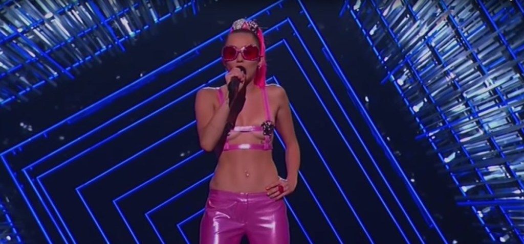 Miley Cyrus menjadi tuan rumah VMA