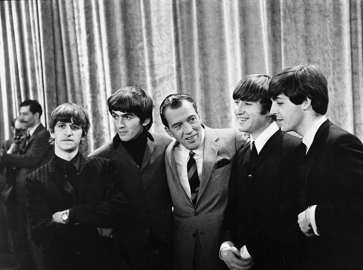 Fotografie a The Beatles cu Ed Sullivan de la prima lor apariție pe Sullivan