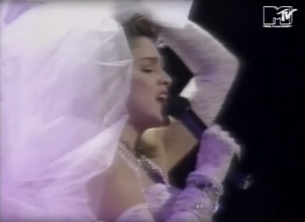 Мадонна выступает как девственница на VMAsa 1984 года