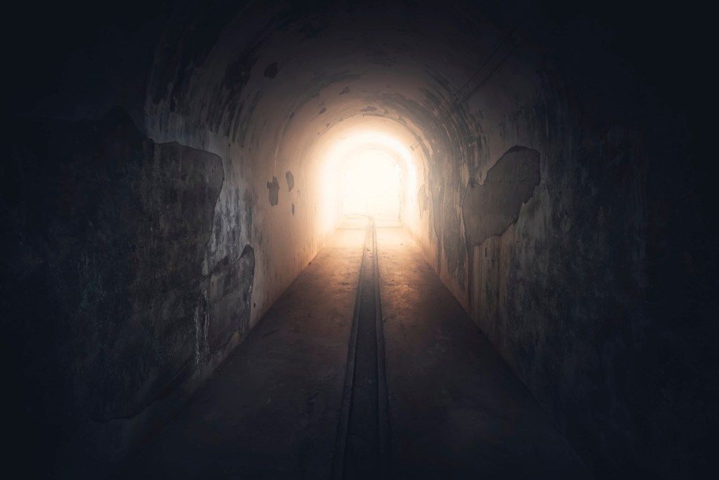 kraupus tunelis, kurio gale yra šviesa