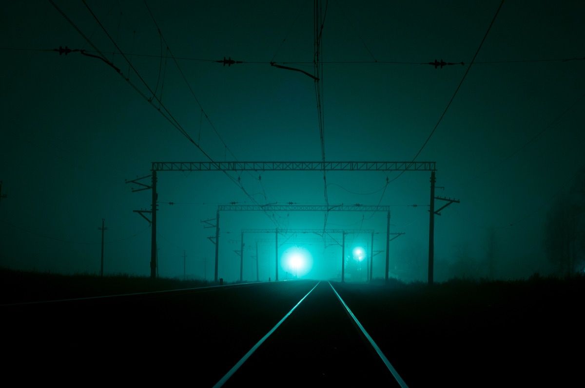 klaikus geležinkelis naktį