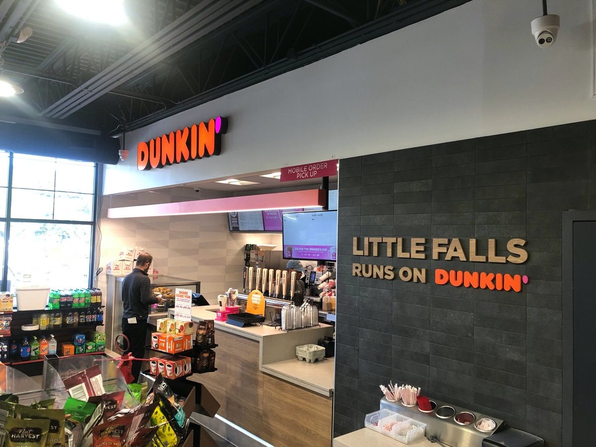 benzínová pumpa dunkin store