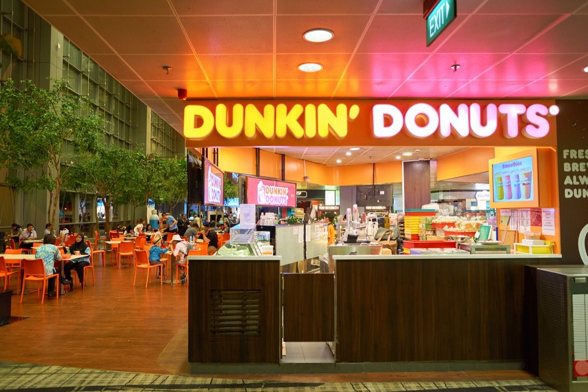 kansainvälinen Dunkin-myymälä Kiinan lentokentällä