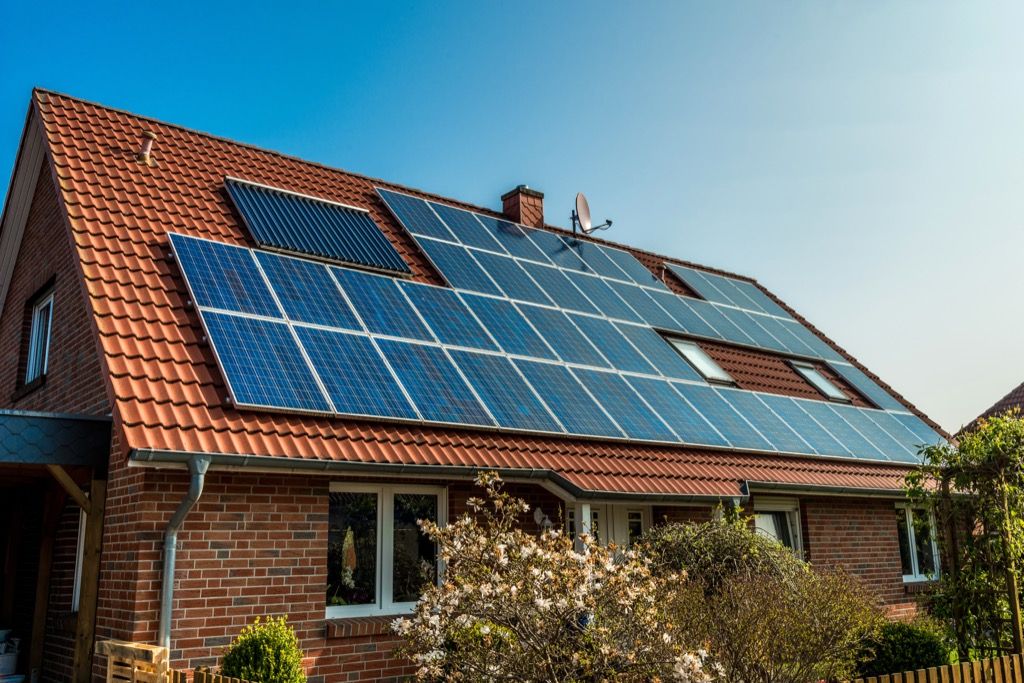 maison écologique avec toit de panneaux solaires