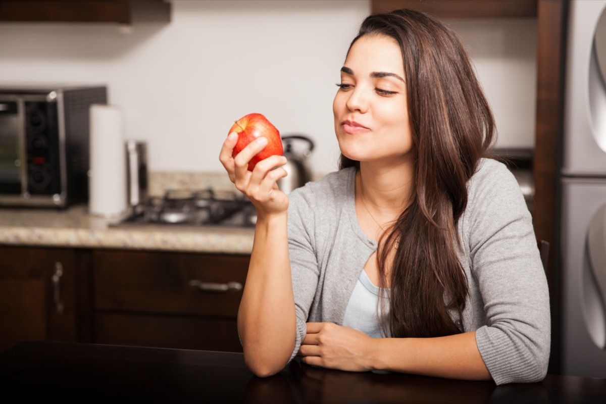 Жена, която яде ябълка