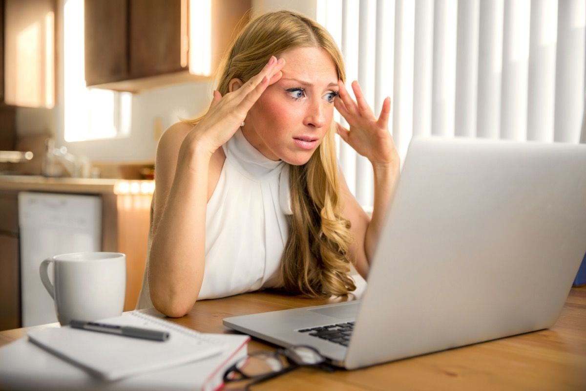 Млада жена изглежда раздразнена от компютъра