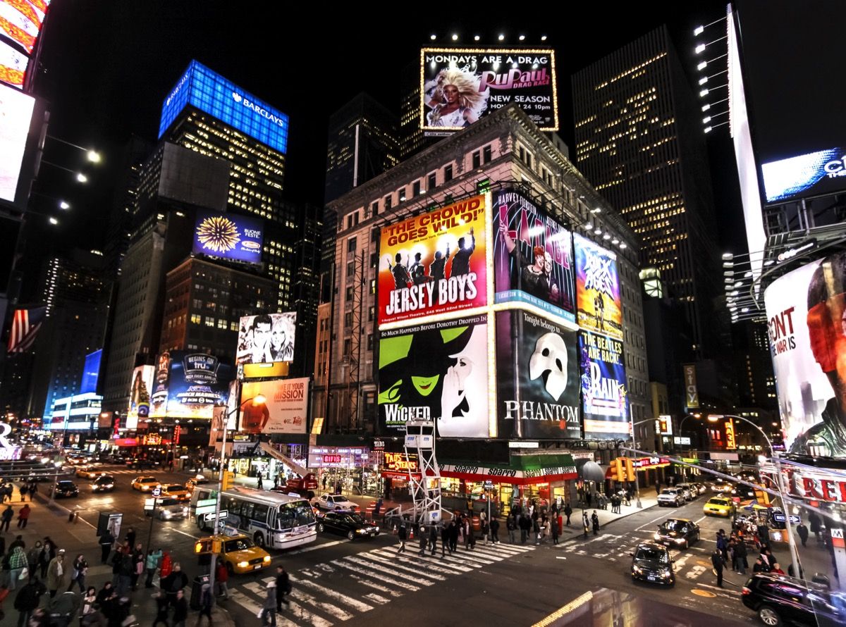 New York City, ZDA - 3. marec 2011: Times Square ponoči z gledališči Broadway in animiranimi LED tablami, simbolom New Yorka in ZDA.