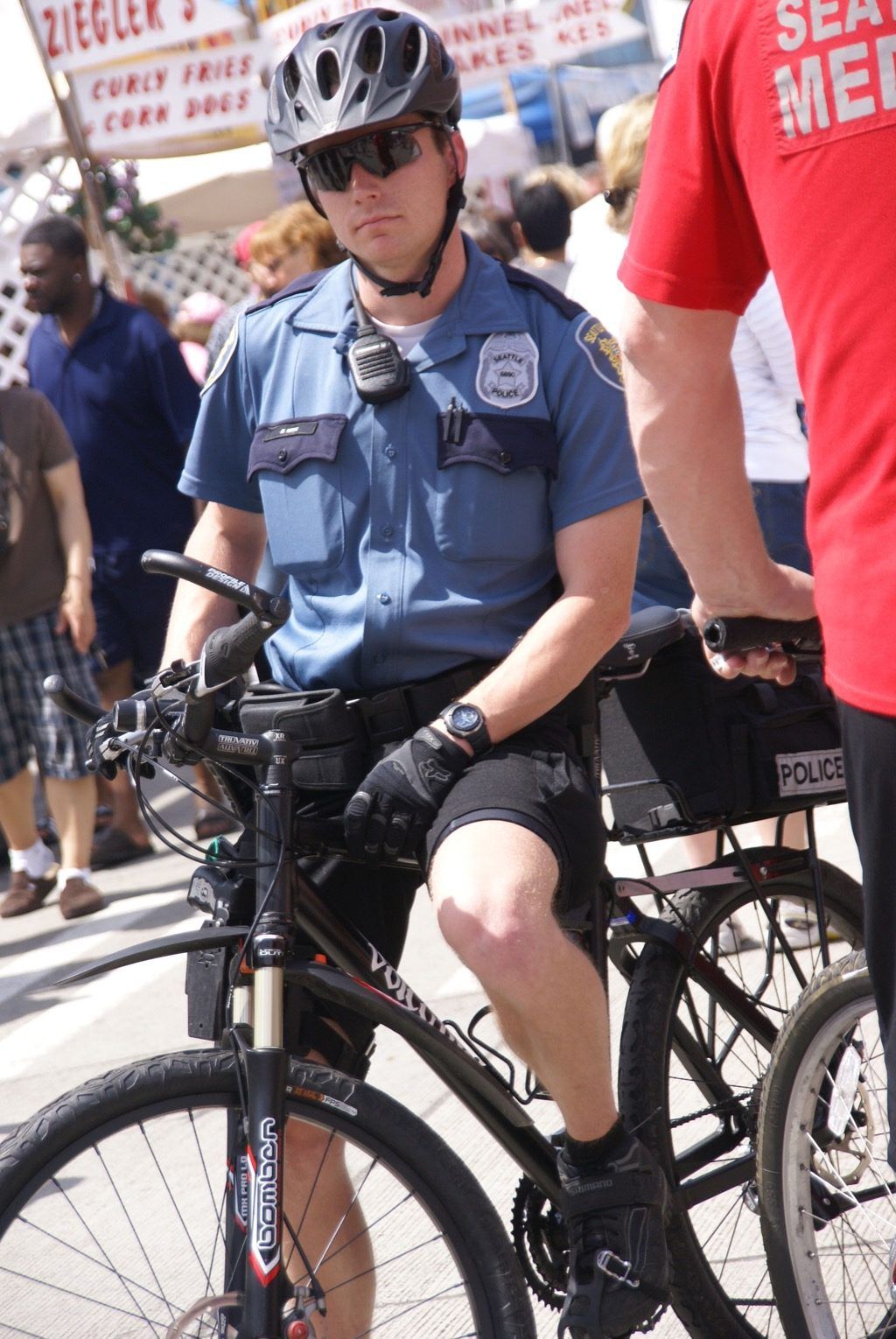 एक बाइक पर पुलिस अधिकारी
