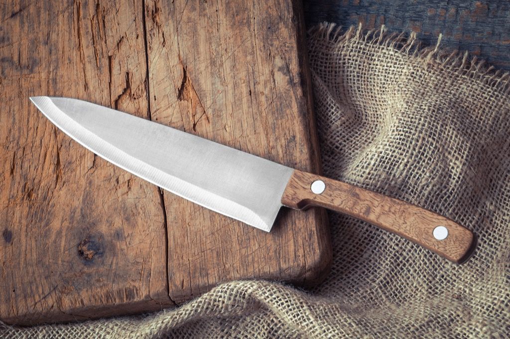 Un vell ganivet sobre una taula de tallar