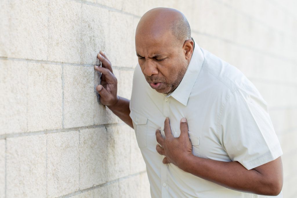 Lelaki Mengalami Serangan Jantung