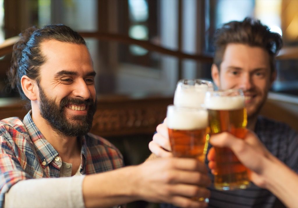 Мъжете пият бира факти за живота