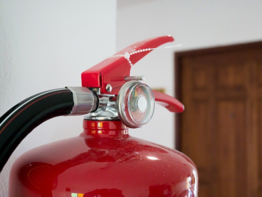 hasicí přístroj doma na pultu