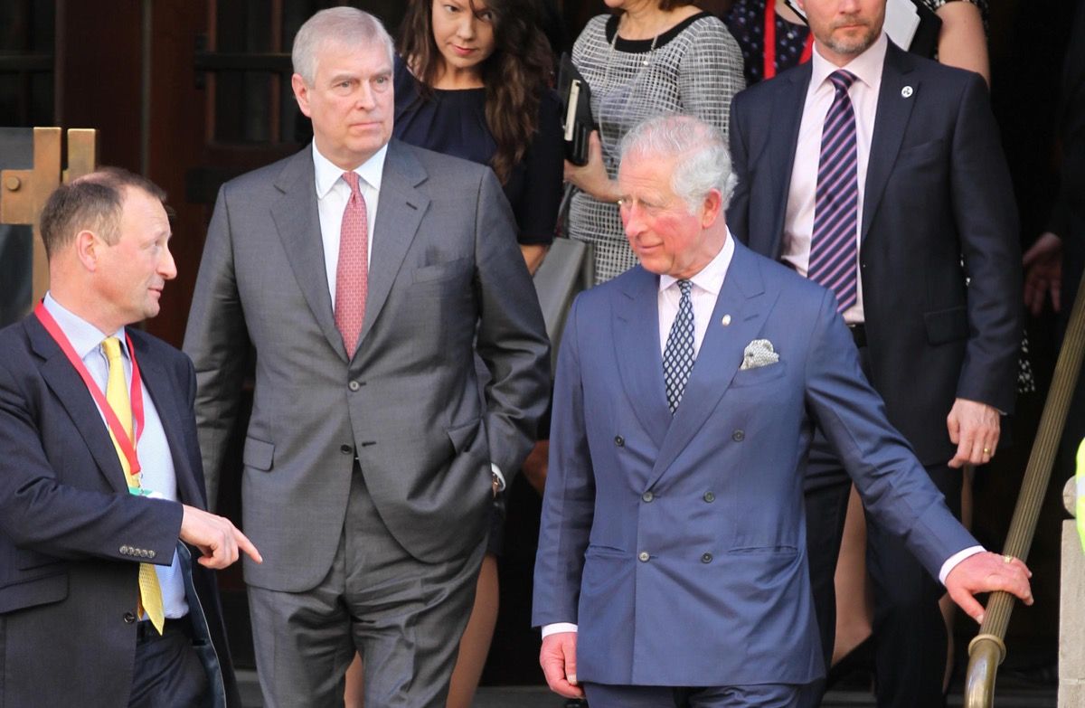 Después del escándalo del príncipe Andrés, los conocedores dicen que el príncipe Carlos debe hacerse cargo