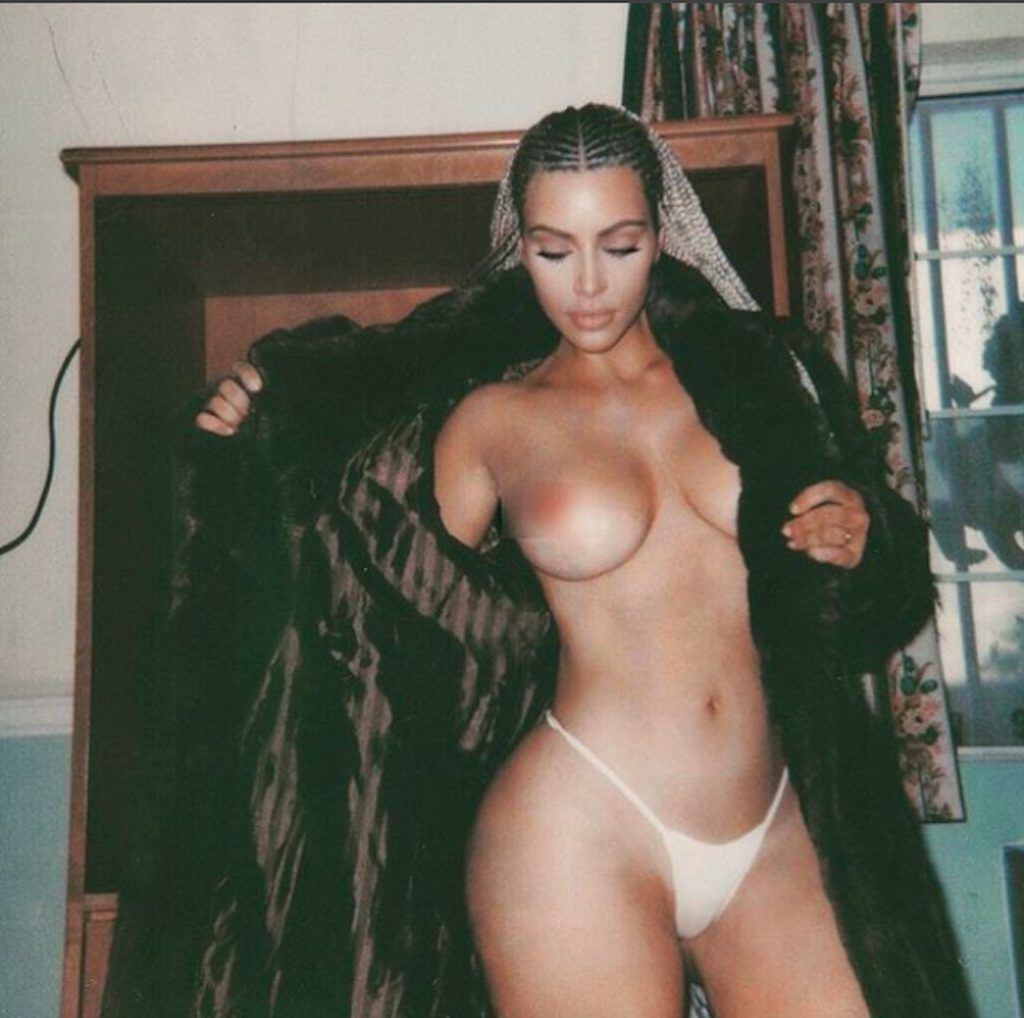 Najnovejši goli selfi Kim Kardashian je njen najbolj kontroverzen, a vseeno fotografije