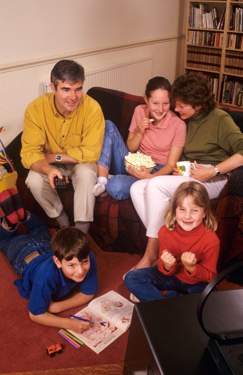 משפחה צופה בטלוויזיה ביחד בשנות התשעים