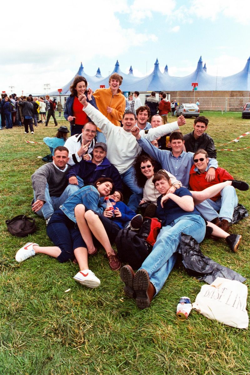 Tonåringar på en musikfestival på 1990-talet
