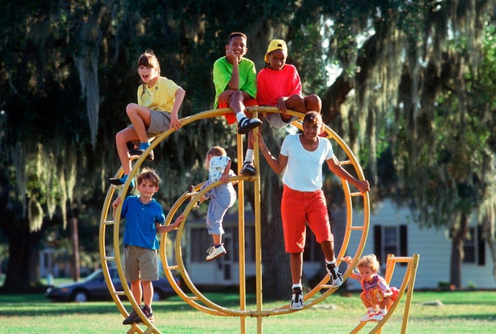 1990 के दशक में पार्क में बच्चे अकेले