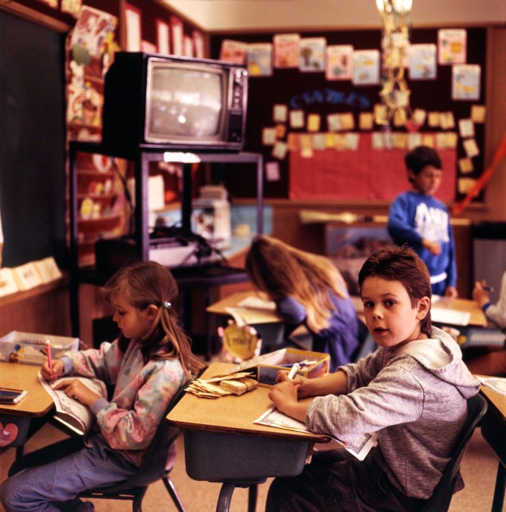 1990-luvun kiusaaja istuu luokkahuoneessa