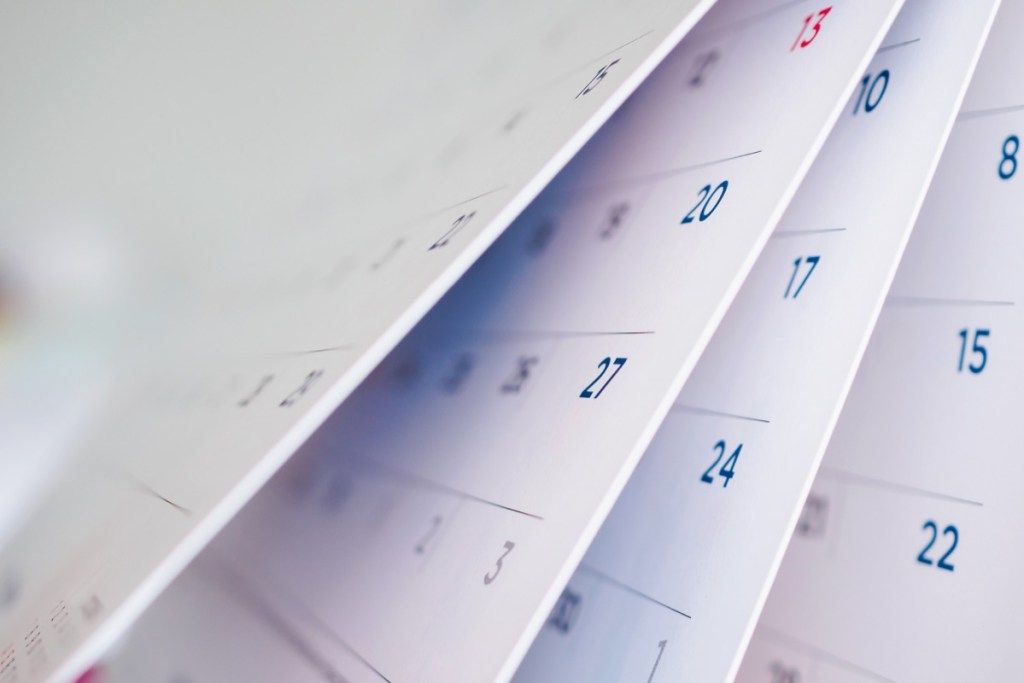 страница на календара, обръщащ се лист отблизо