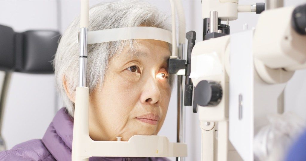kiểm tra thị lực tại bác sĩ nhãn khoa cho một phụ nữ, các câu hỏi về sức khỏe sau 50