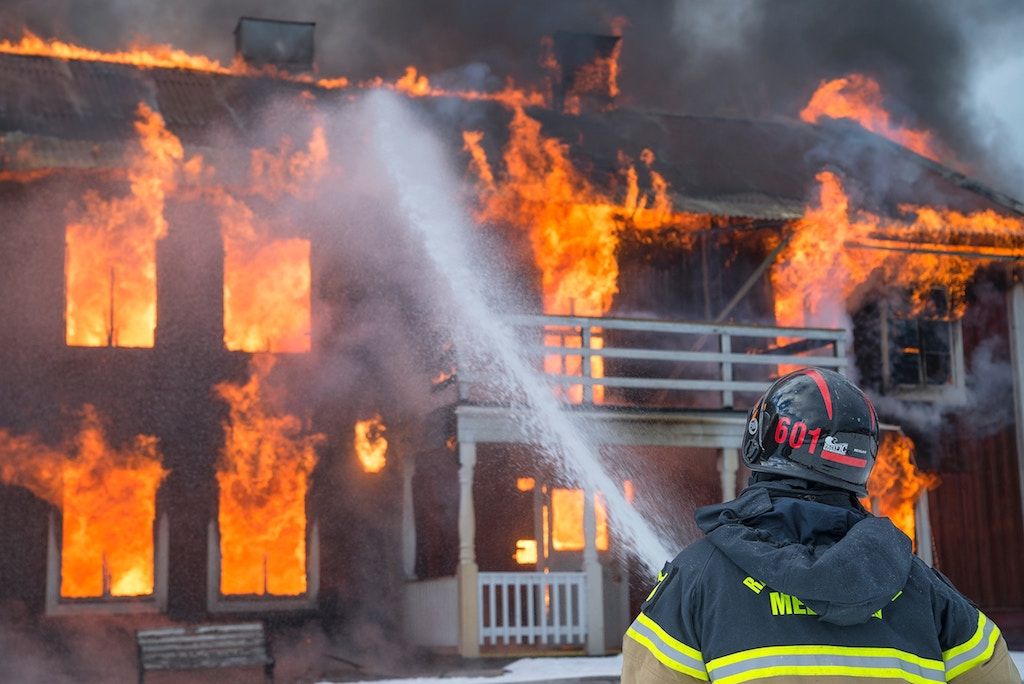 Feuerwehrmann löscht ein Hausfeuer