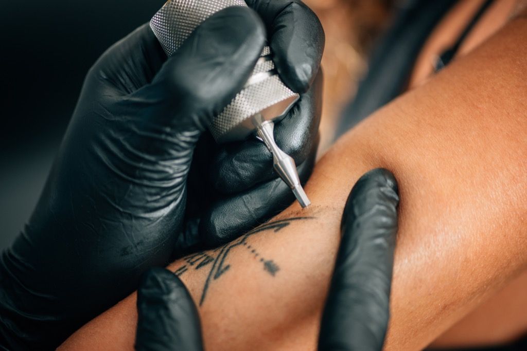 žena, která má poprvé tetování