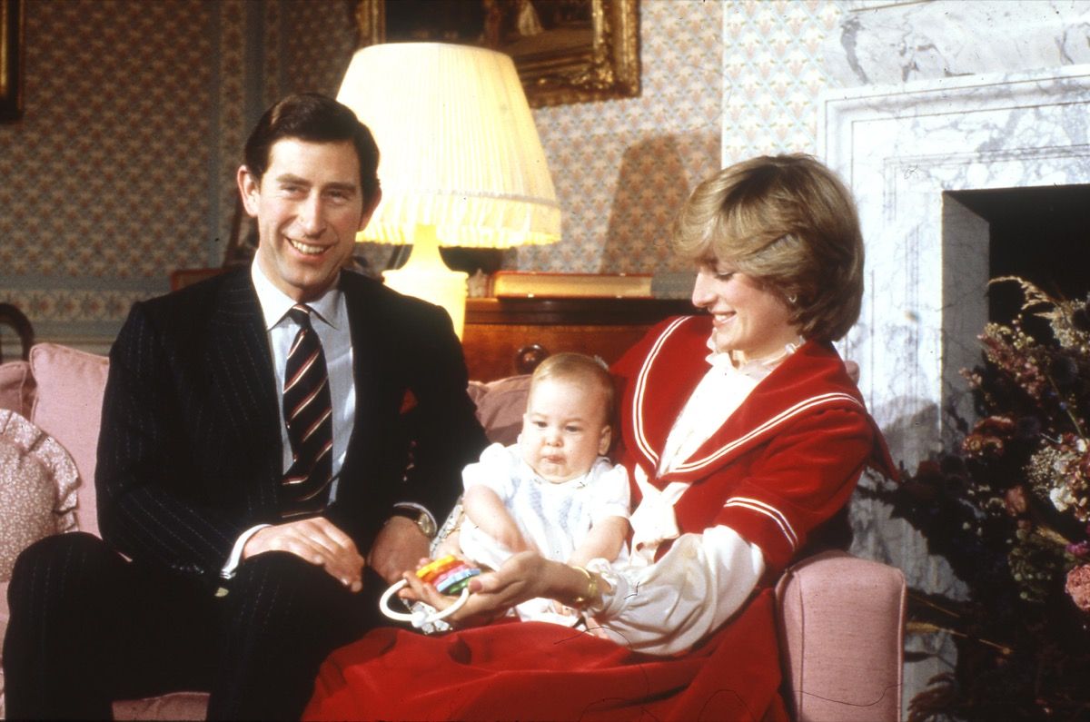 PRINCE CHARLES in Diana, princesa Wales, s svojim prvim otrokom princem Williamom v keningtonski palači v Londonu decembra 1982 presenetljiva dejstva princa Williama