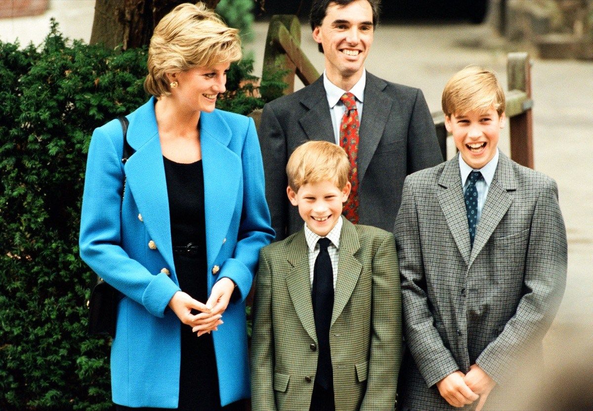 Princ William (desno) pozira na fotografiranju z mamo Diano, valižansko princeso in bratom princem Harryjem pred prvim dnem v javni šoli Eton College v 1995, presenetljivo dejstvo princa Williama