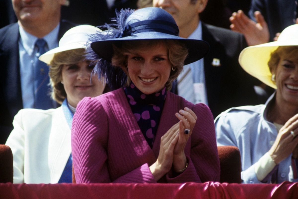 princeza Diana u šeširu i zaručničkom prstenu