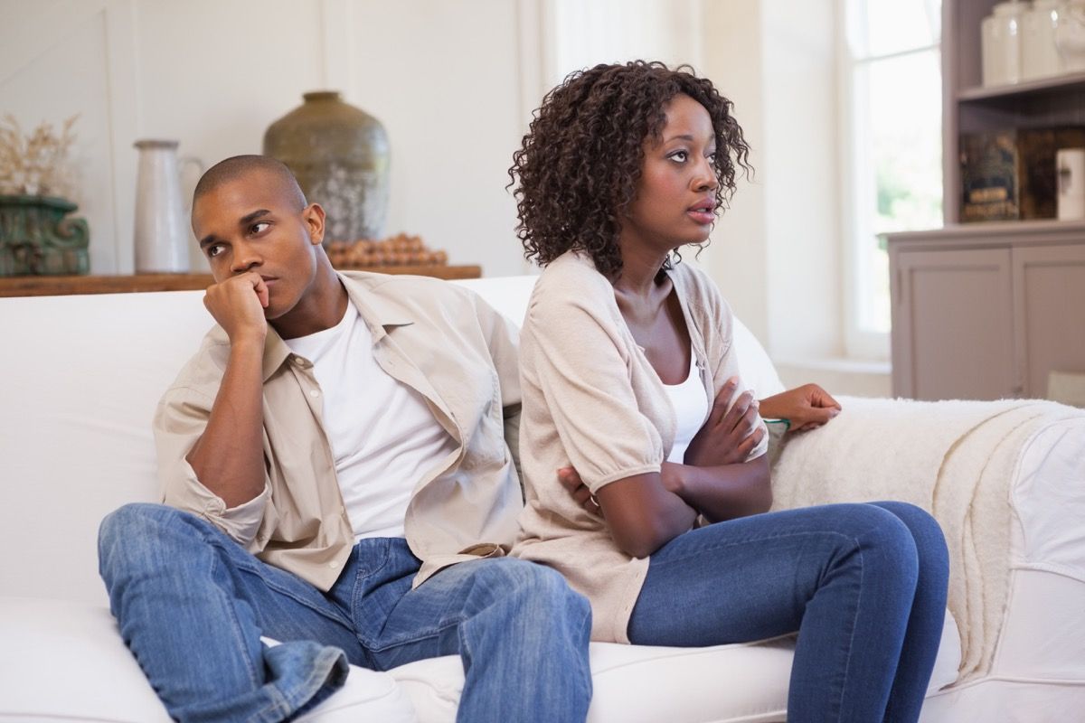 Kovos metu pora ignoruoja vienas kitą ant sofos