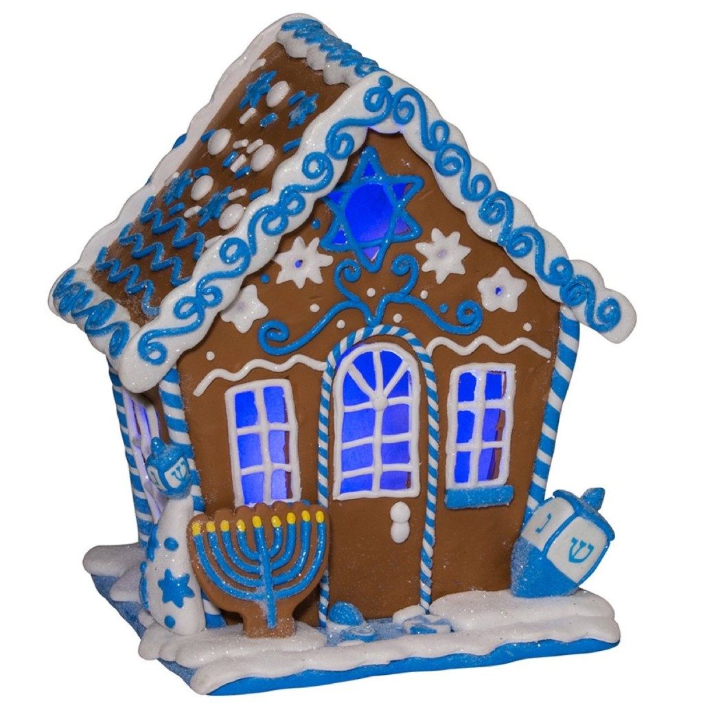 piparkūku namiņš ar zilu un baltu glazūru un menoras un dreidela rotājumiem, hanukas rotājumiem