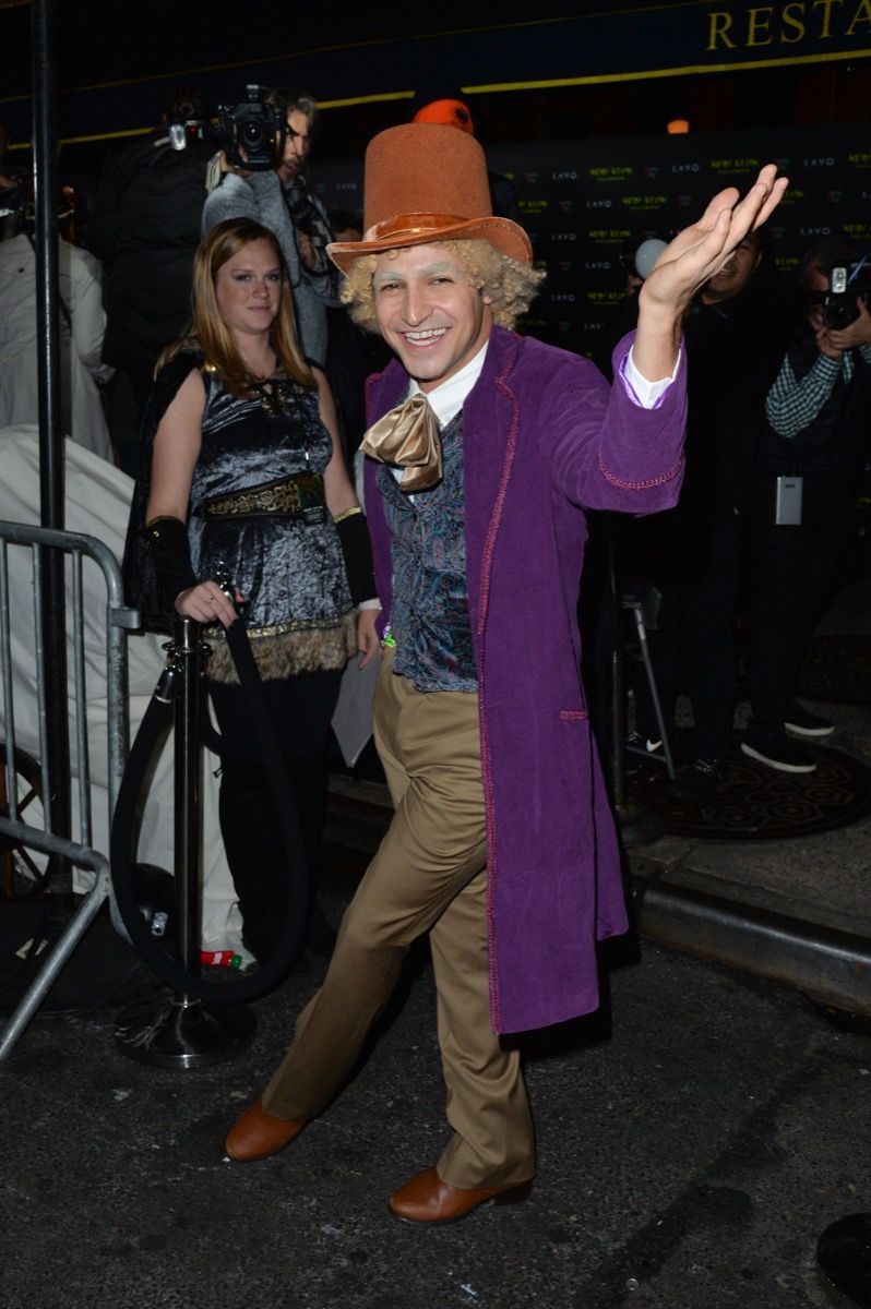 Zac Posen berpakaian seperti kostum halloween selebriti Willy Wonka