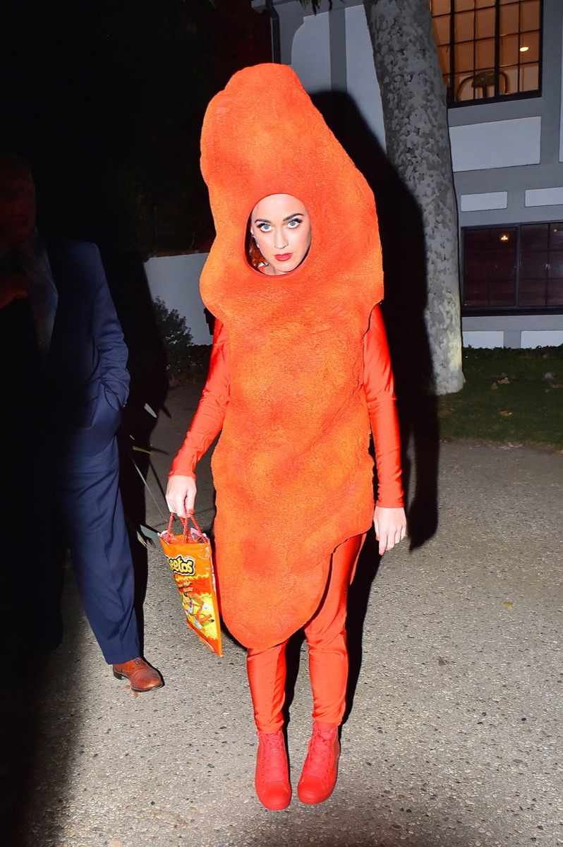 Katy Perry dalam kostum Cheeto 2014