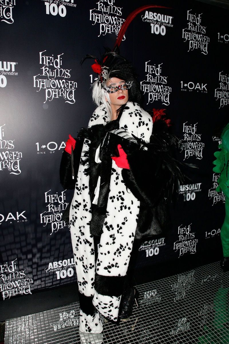 Christian Siriano berpakaian seperti Cruella de Vil untuk Halloween