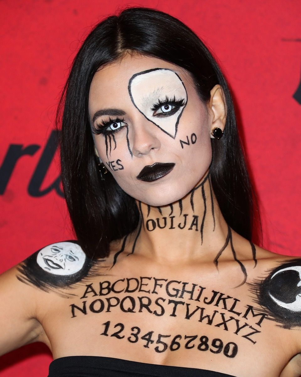 Victoria Justice berpakaian sebagai papan ouija untuk Halloween