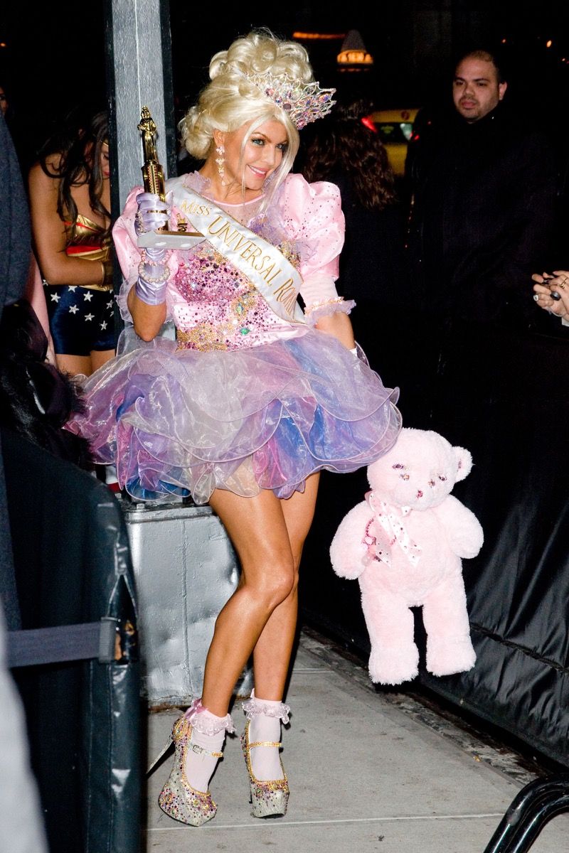 Fergie berpakaian seperti anggota Balita dan tiara untuk Halloween