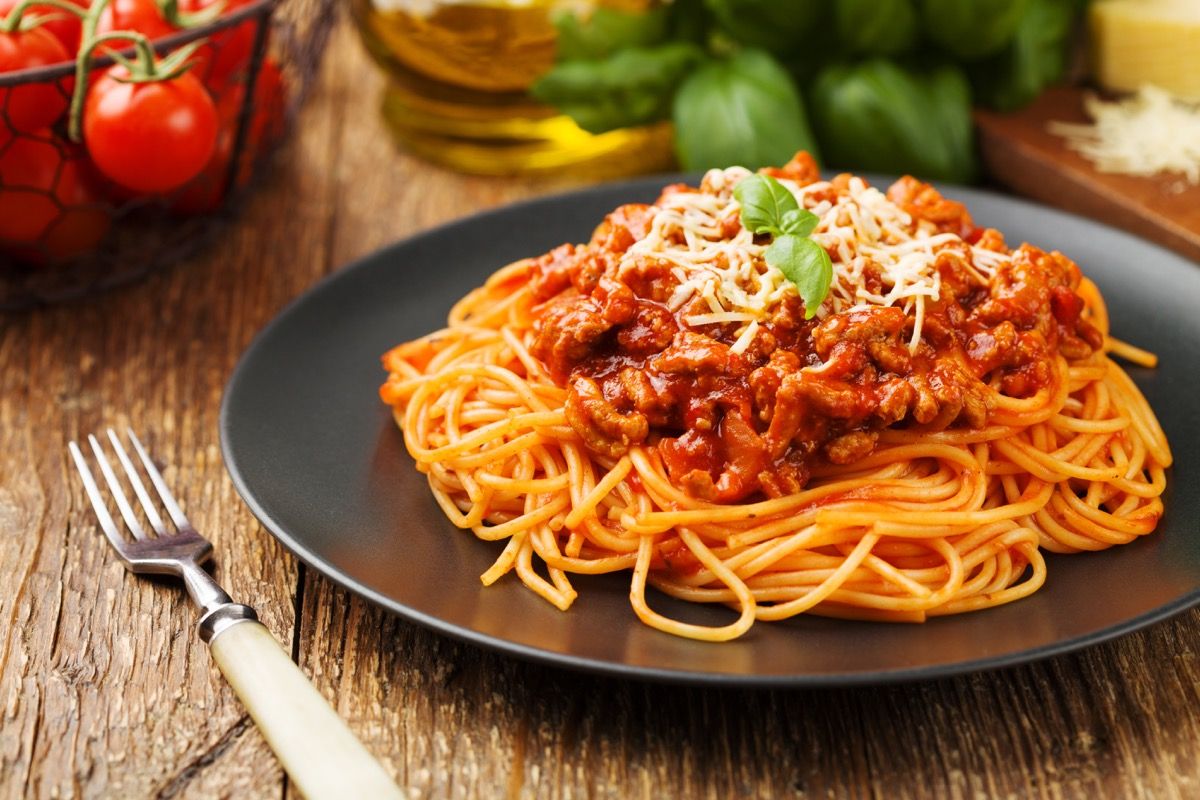 plato de espaguetis en la mesa- chistes más divertidos