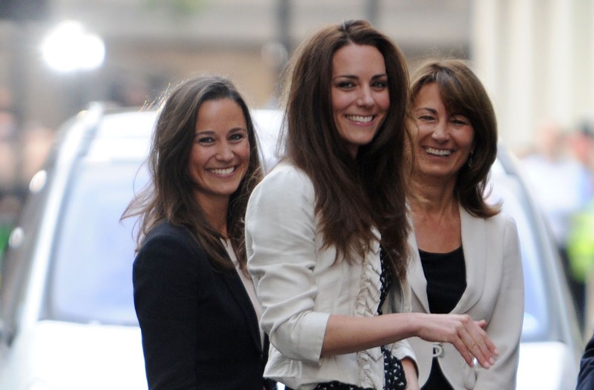 Kate Middleton (M) saluta la folla fuori dal Goring Hotel a Londra, Gran Bretagna, 28 aprile 2011 insieme a sua sorella Pippa (L) e sua madre Carole. Londra si sta preparando per il matrimonio reale della Gran Bretagna