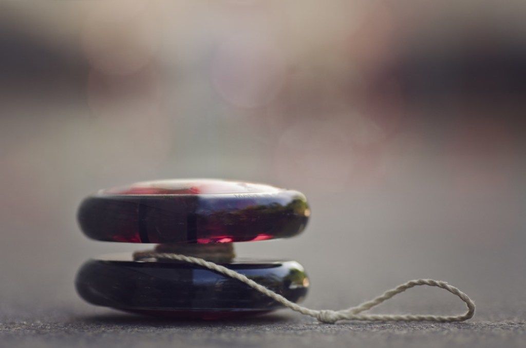 φωτογραφία ενός yo-yo που βρίσκεται στο πλάι του