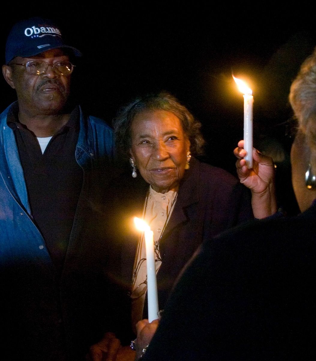 Piliečių teisių veteranų pėsčiųjų kareivė Amelia Boynton Robinson, 97 m., Dalyvauja žvakių šviesos budėjime Edmundo Pettus tilto papėdėje prieš rinkimus grįžtant Selmoje, Alabamos valstijoje, JAV, lapkričio 4 d., Antradienį.