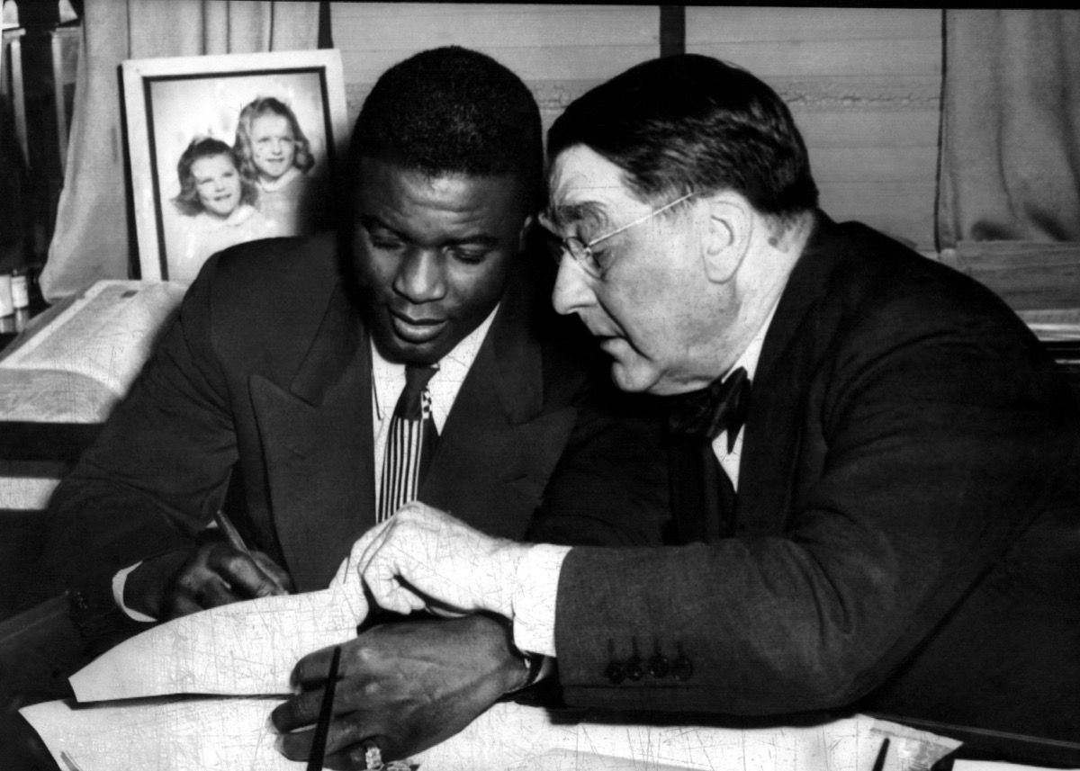 Jackie Robinson (vasemmalla), jonka haara Rickey (oikealla) allekirjoitti, yhden vuoden sopimukseen pelata Brooklyn Dodgersissa, 1945.