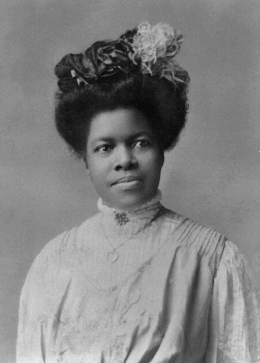 Nannie Helen Burroughs (1879-1961), afroamerikiečių pedagogė ir pilietinių teisių aktyvistė, pusiau ilgas portretas, „Rotograph Co“, 1909 m.
