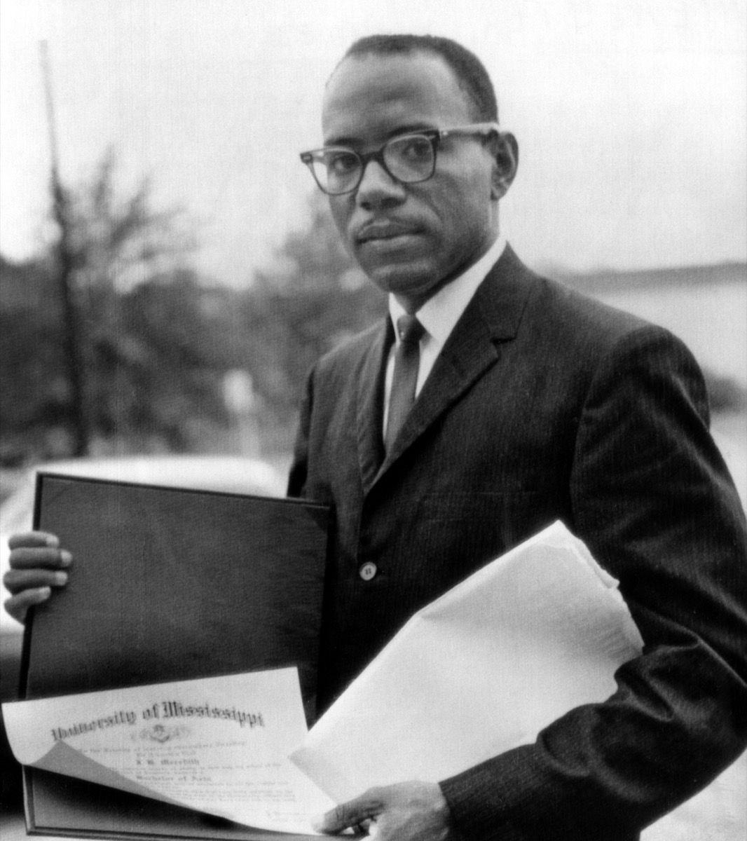 Jamesas Meredithas, pirmasis afroamerikietis, įstojęs į Misisipės universitetą ir jį baigęs, rodo diplomą