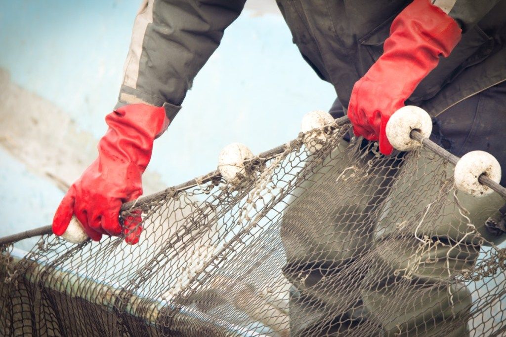 Rybář při práci na lodi Chytání ryb Proč je důležitá změna klimatu